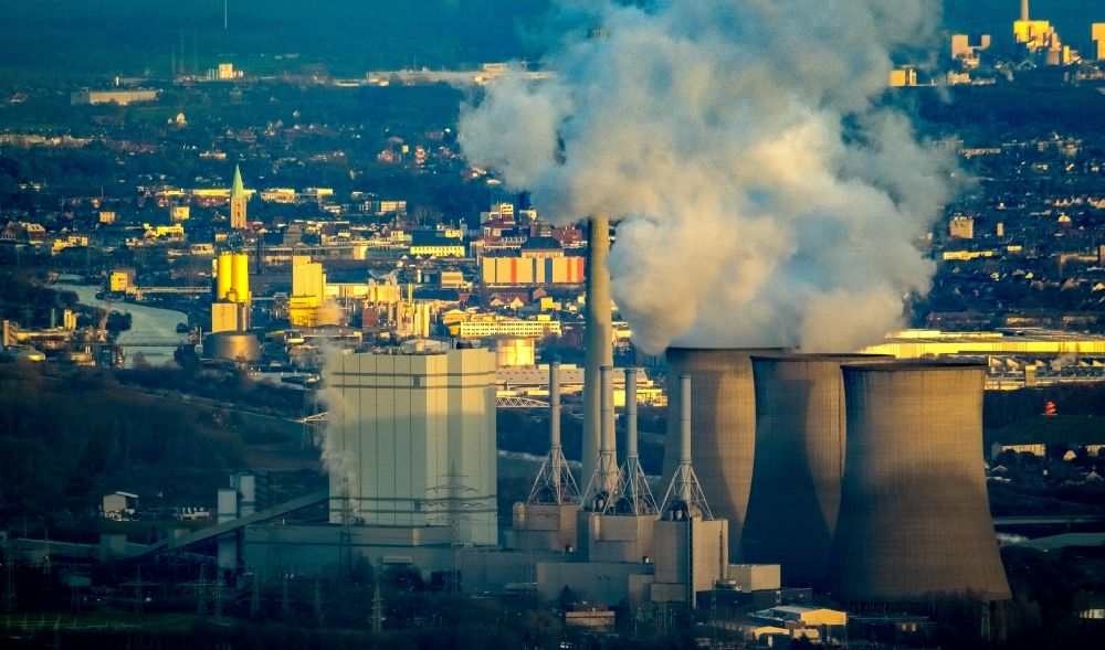 Hamm von oben - Abgaswolken aus den Schloten der Kraftwerksanlagen des Kohle- Heizkraftwerkes in Hamm im Bundesland Nordrhein-Westfalen, Deutschland