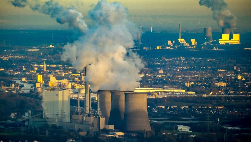 Hamm aus der Vogelperspektive: Abgaswolken aus den Schloten der Kraftwerksanlagen des Kohle- Heizkraftwerkes in Hamm im Bundesland Nordrhein-Westfalen, Deutschland