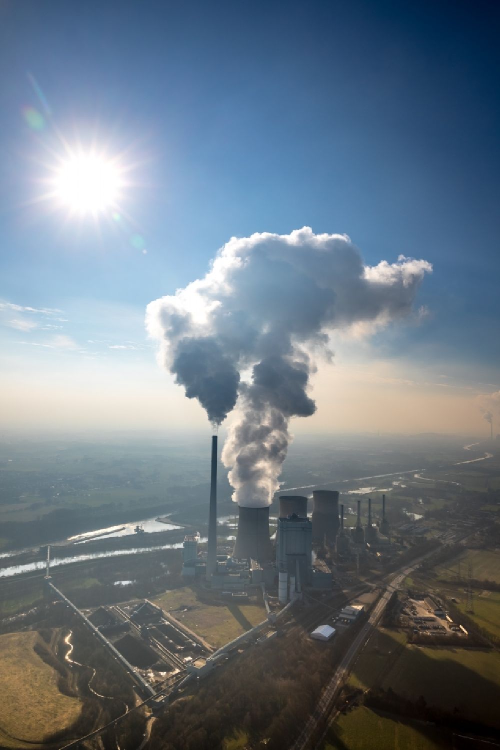 Werne von oben - Abgaswolken aus den Schloten der Kraftwerksanlagen des Kohle- Heizkraftwerkes RWE Power AG Kraftwerk Gersteinwerk an der Hammer Straße in Werne im Bundesland Nordrhein-Westfalen, Deutschland