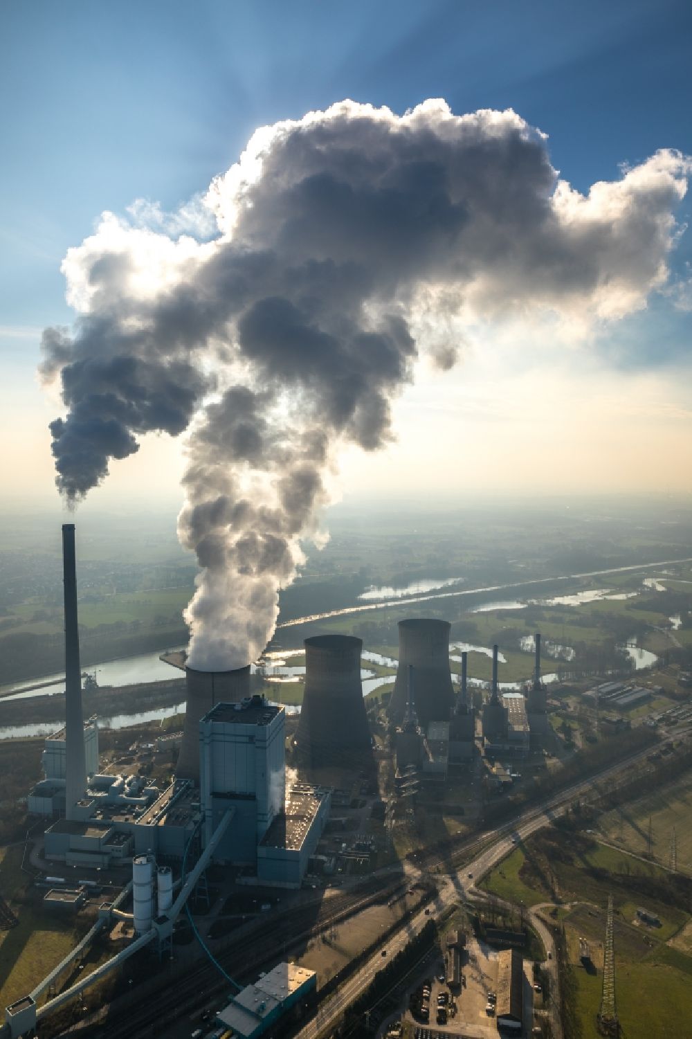 Luftbild Werne - Abgaswolken aus den Schloten der Kraftwerksanlagen des Kohle- Heizkraftwerkes RWE Power AG Kraftwerk Gersteinwerk an der Hammer Straße in Werne im Bundesland Nordrhein-Westfalen, Deutschland