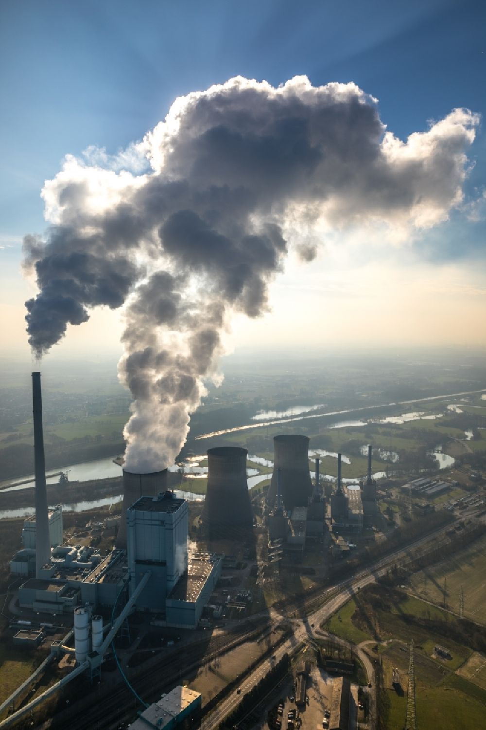 Luftaufnahme Werne - Abgaswolken aus den Schloten der Kraftwerksanlagen des Kohle- Heizkraftwerkes RWE Power AG Kraftwerk Gersteinwerk an der Hammer Straße in Werne im Bundesland Nordrhein-Westfalen, Deutschland