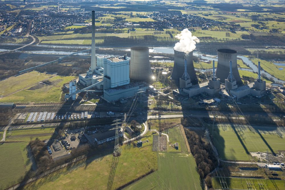 Werne von oben - Abgaswolken aus den Schloten der Kraftwerksanlagen des Kohle- Heizkraftwerkes RWE Power AG Kraftwerk Gersteinwerk an der Hammer Straße in Werne im Bundesland Nordrhein-Westfalen, Deutschland