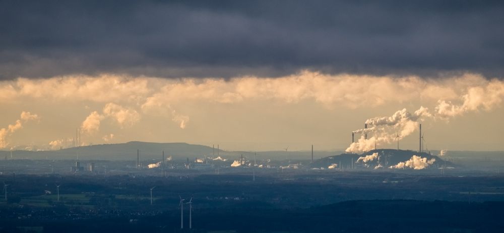 Luftaufnahme Gelsenkirchen - Abgaswolken aus den Schloten der Kraftwerksanlagen des Kohlekraftwerkes Uniper Gelsenkirchen-Scholven in Gelsenkirchen im Bundesland Nordrhein-Westfalen, Deutschland