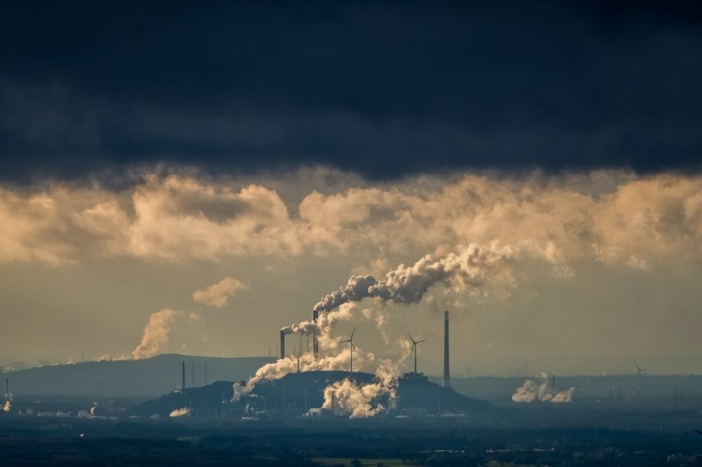 Luftbild Gelsenkirchen - Abgaswolken aus den Schloten der Kraftwerksanlagen des Kohlekraftwerkes Uniper Gelsenkirchen-Scholven in Gelsenkirchen im Bundesland Nordrhein-Westfalen, Deutschland