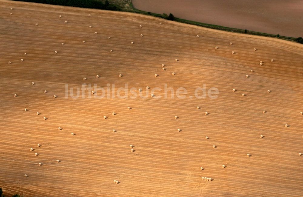 Luftaufnahme Lengefeld - Abgeerntete Felder mit Strohballen bei Lengefeld in Thüringen