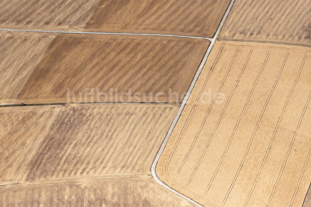 Luftaufnahme Güntersleben - Abgeerntete Kornfeld-Strukturen auf einem Getreidefeld in Güntersleben im Bundesland Bayern, Deutschland