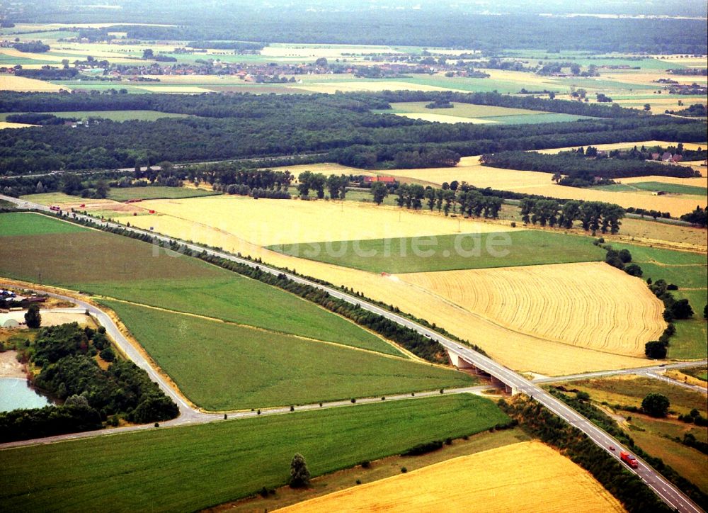 Rheinberg von oben - Abgeerntete Kornfeld-Strukturen auf einem Getreidefeld in Rheinberg im Bundesland Nordrhein-Westfalen