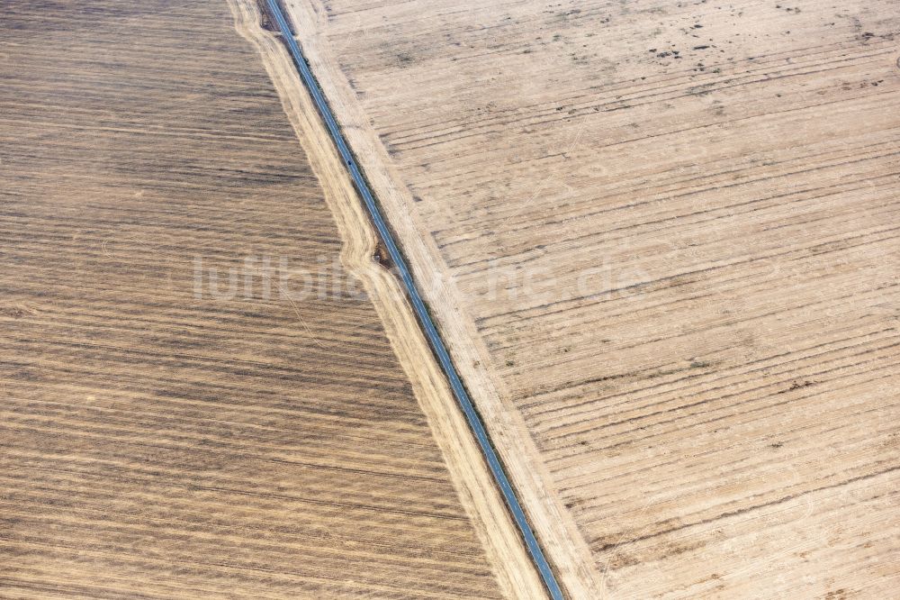 Tonna aus der Vogelperspektive: Abgeerntete Kornfeld-Strukturen auf einem Getreidefeld in Tonna im Bundesland Thüringen, Deutschland