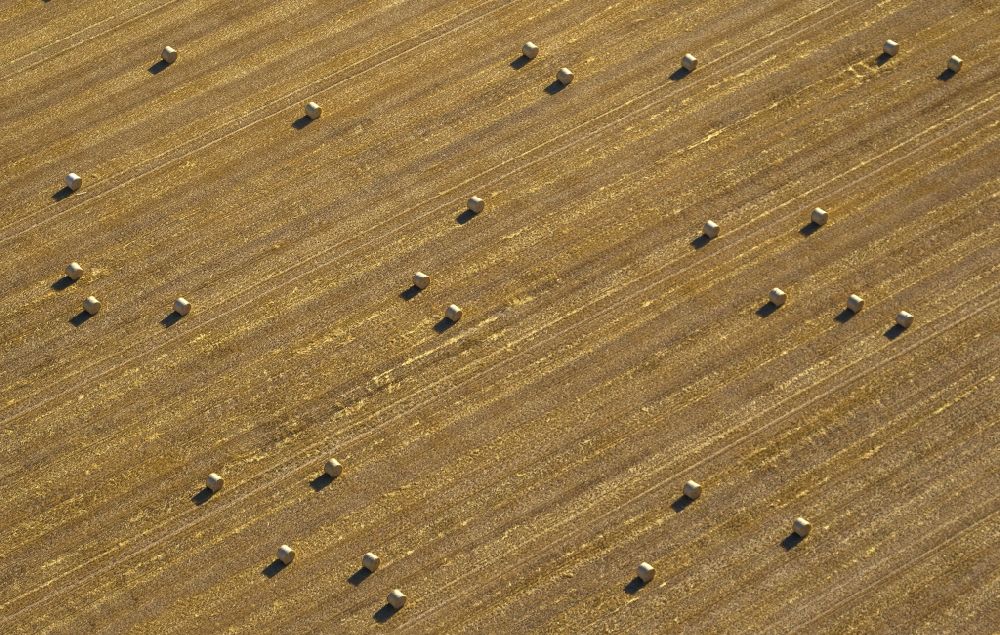 Emmerich von oben - Abgeerntetes Getreidefeld mit Strohballen bei Emmerich in Nordrhein-Westfalen