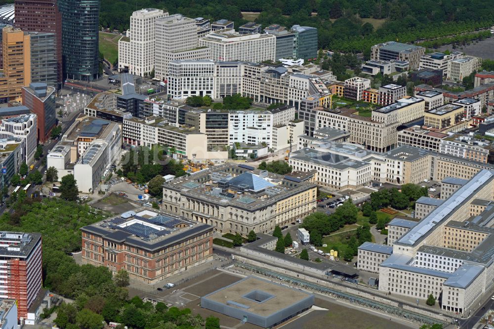 Luftaufnahme Berlin - Abgeordnetenhaus an der Niederkirchnerstraße und das Gebäude-Ensemble des Leipziger Platz in Berlin, Deutschland
