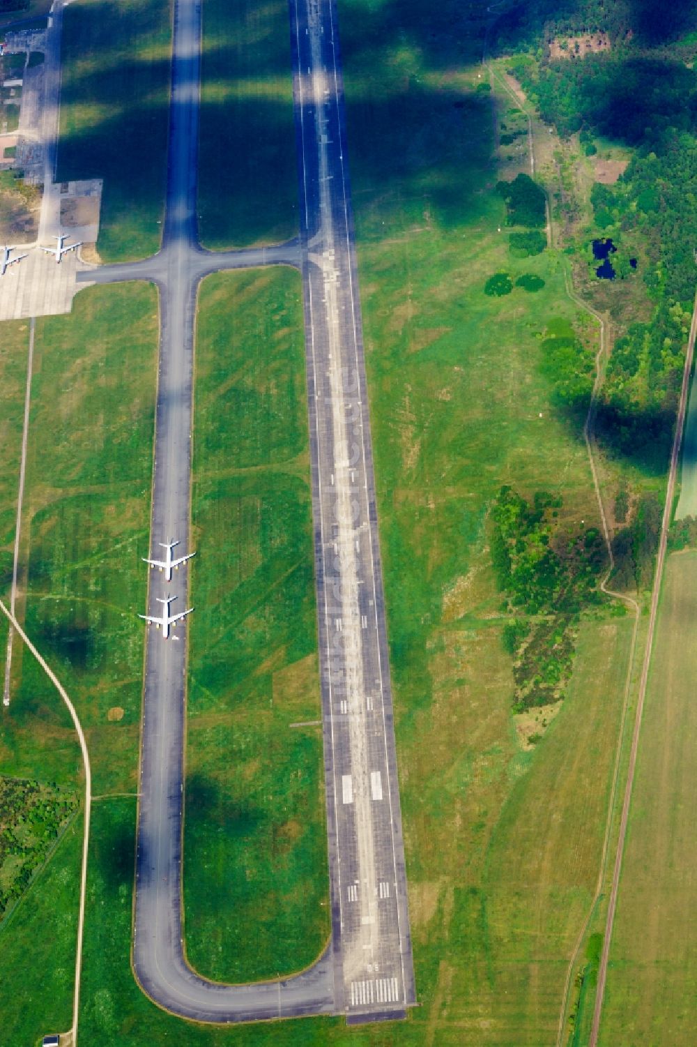 Parchim aus der Vogelperspektive: Abgestellte Airbus A340 Passagierflugzeuge auf dem Rollweg des Flughafen in Parchim im Bundesland Mecklenburg-Vorpommern, Deutschland