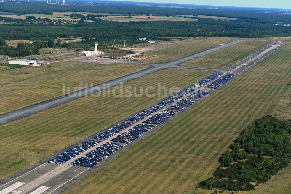 Parchim aus der Vogelperspektive: Abgestellte Autos auf der Startbahn des Flughafen in Parchim im Bundesland Mecklenburg-Vorpommern, Deutschland
