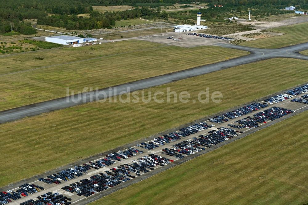 Luftbild Parchim - Abgestellte Autos auf der Startbahn des Flughafen in Parchim im Bundesland Mecklenburg-Vorpommern, Deutschland
