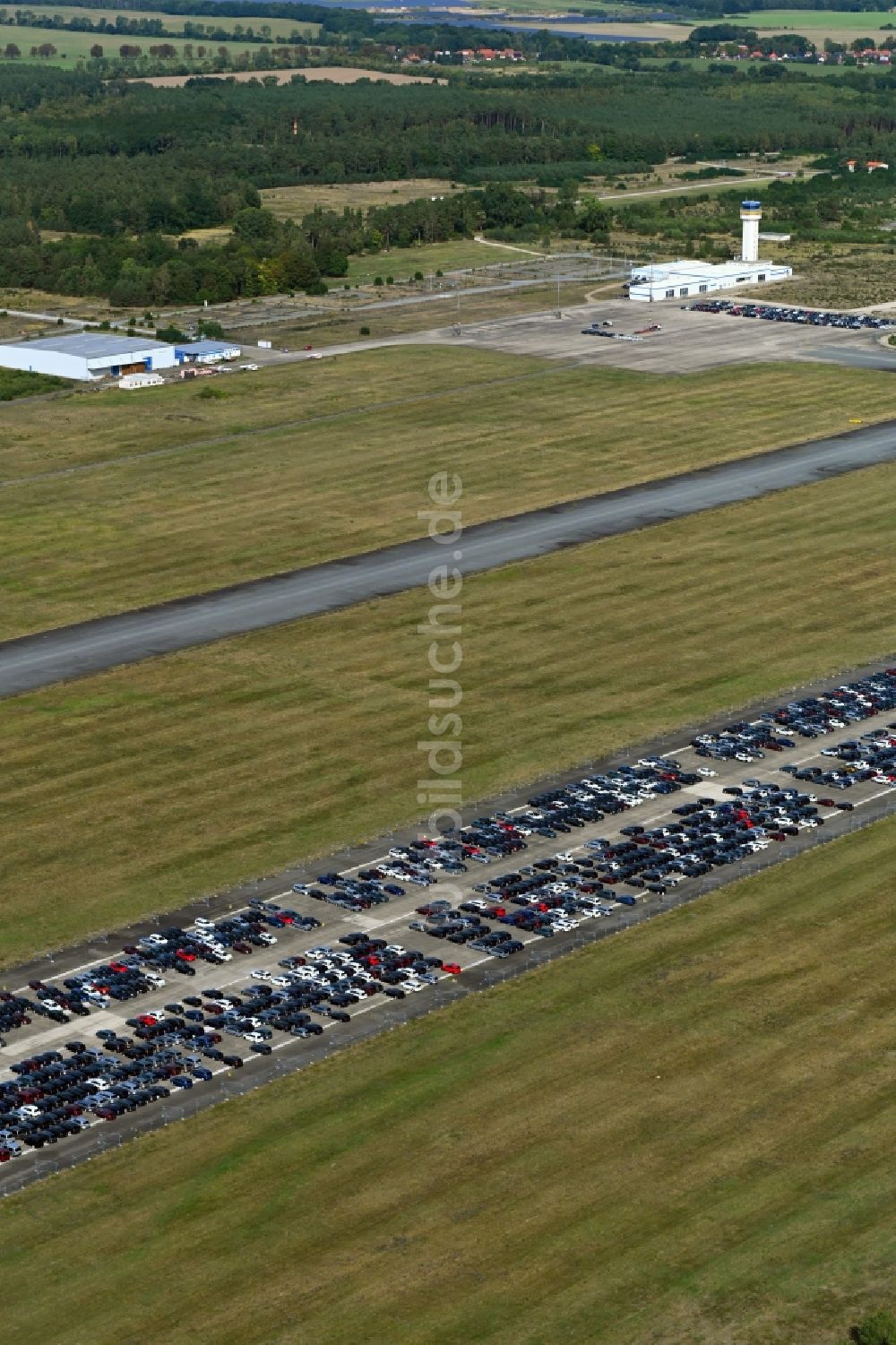 Luftaufnahme Parchim - Abgestellte Autos auf der Startbahn des Flughafen in Parchim im Bundesland Mecklenburg-Vorpommern, Deutschland