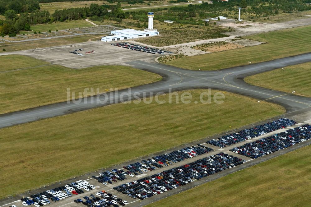 Parchim von oben - Abgestellte Autos auf der Startbahn des Flughafen in Parchim im Bundesland Mecklenburg-Vorpommern, Deutschland