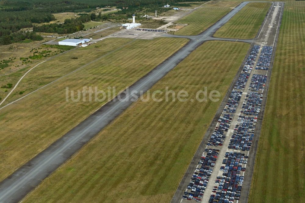 Luftbild Parchim - Abgestellte Autos auf der Startbahn des Flughafen in Parchim im Bundesland Mecklenburg-Vorpommern, Deutschland