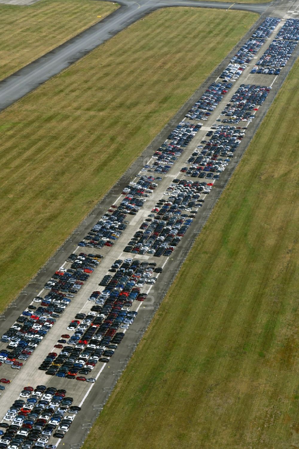 Luftaufnahme Parchim - Abgestellte Autos auf der Startbahn des Flughafen in Parchim im Bundesland Mecklenburg-Vorpommern, Deutschland