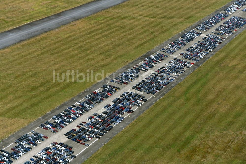 Parchim von oben - Abgestellte Autos auf der Startbahn des Flughafen in Parchim im Bundesland Mecklenburg-Vorpommern, Deutschland