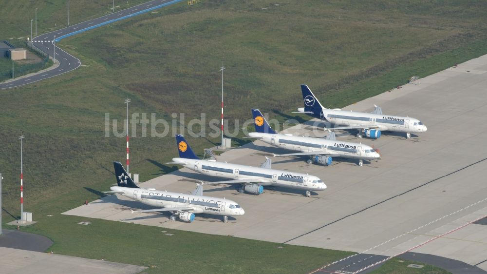 Luftbild Selchow - Abgestellte Passagierflugzeuge der Fluggesellschaft Lufthansa auf der Parkposition - Abstellfläche auf dem Flughafen BER in Schönefeld im Bundesland Brandenburg, Deutschland