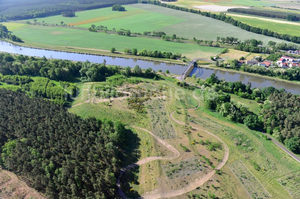 Luftaufnahme Kade - Ablagerungsfläche an der Kader-Brücke über dem Elbe-Havel-Kanal im Bundesland Sachsen-Anhalt