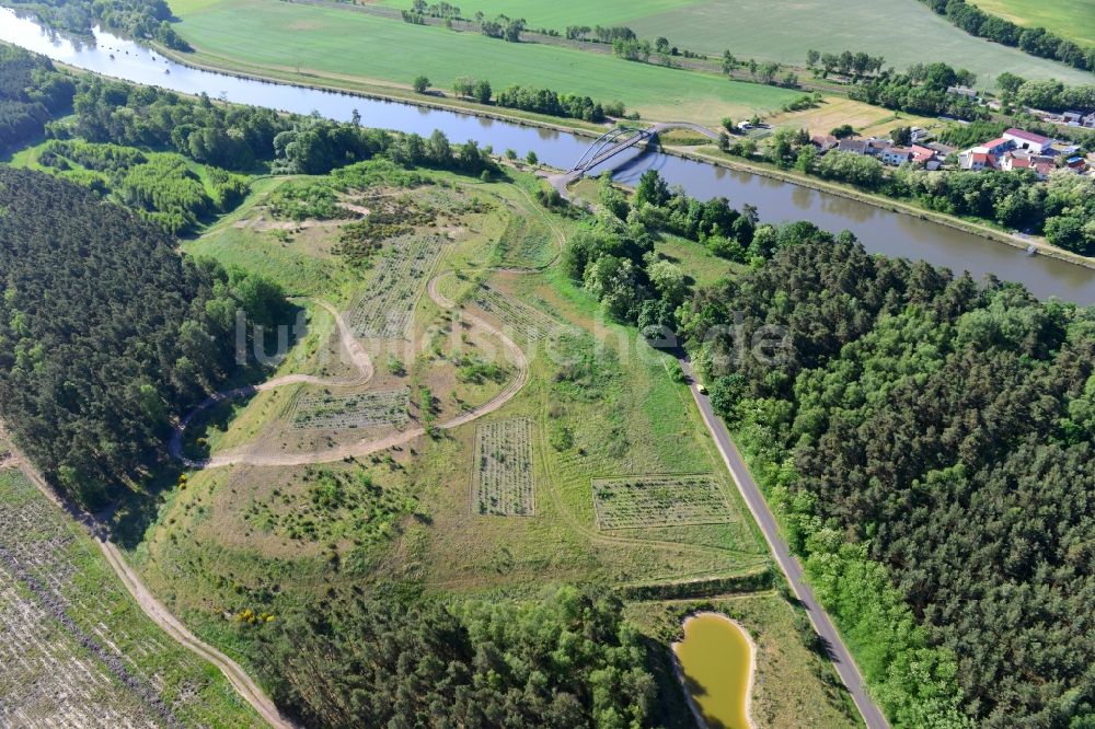 Kade von oben - Ablagerungsfläche an der Kader-Brücke über dem Elbe-Havel-Kanal im Bundesland Sachsen-Anhalt