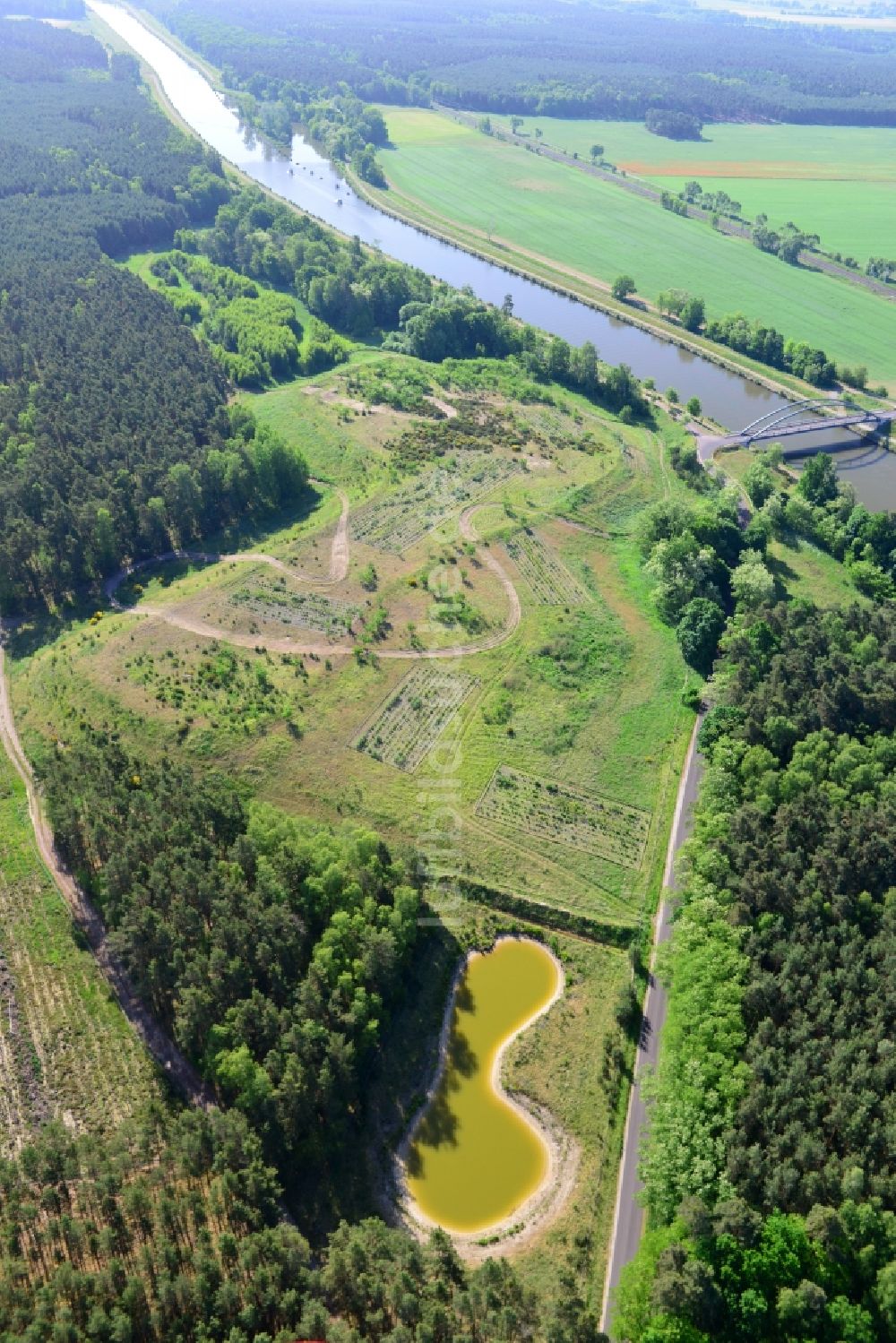 Kade aus der Vogelperspektive: Ablagerungsfläche an der Kader-Brücke über dem Elbe-Havel-Kanal im Bundesland Sachsen-Anhalt