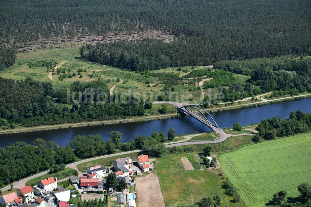 Luftbild Kade - Ablagerungsfläche und Kader-Brücke über dem Elbe-Havel-Kanal im Bundesland Sachsen-Anhalt