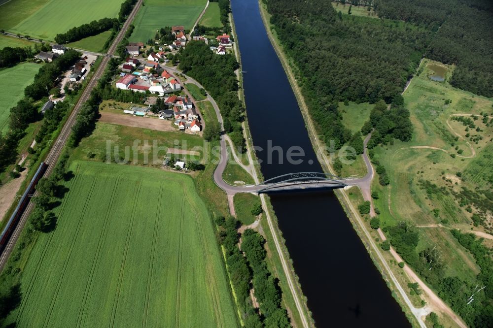 Kade von oben - Ablagerungsfläche und Kader-Brücke über dem Elbe-Havel-Kanal im Bundesland Sachsen-Anhalt