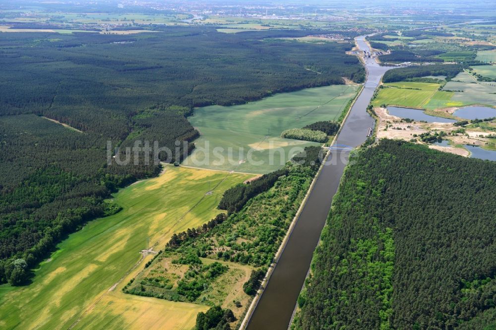 Luftbild Niegripp - Ablagerungsfläche nahe der Feldwegbrücke Niegripp-Detershagen über dem Elbe-Havel-Kanal im Bundesland Sachsen-Anhalt