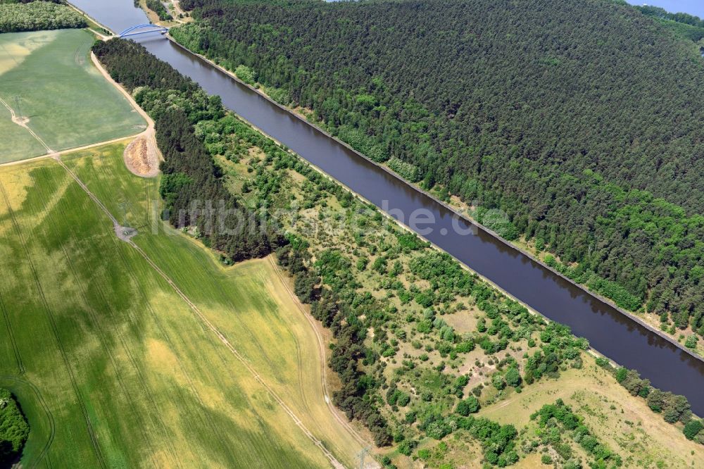 Luftbild Niegripp - Ablagerungsfläche nahe der Feldwegbrücke Niegripp-Detershagen über dem Elbe-Havel-Kanal im Bundesland Sachsen-Anhalt