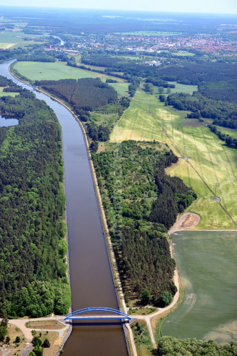 Luftaufnahme Niegripp - Ablagerungsfläche nahe der Feldwegbrücke Niegripp-Detershagen über dem Elbe-Havel-Kanal im Bundesland Sachsen-Anhalt
