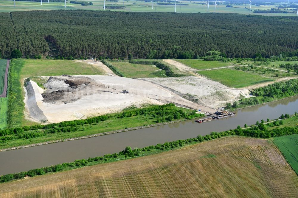 Luftaufnahme Nielebock-Seedorf - Ablagerungsflächen an der Betriebswegbrücke Fiener Hauptvorfluter amElbe-Havel-Kanal bei Nielebock-Seedorf im Bundesland Sachsen-Anhalt