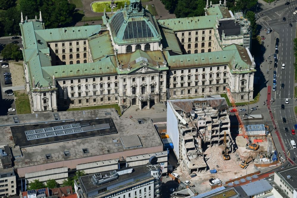 München von oben - Abriß, Abbruch- und Entsiegelungs- Arbeiten an den Betonflächen des ehemaligen Hotel Königshof in München im Bundesland Bayern, Deutschland