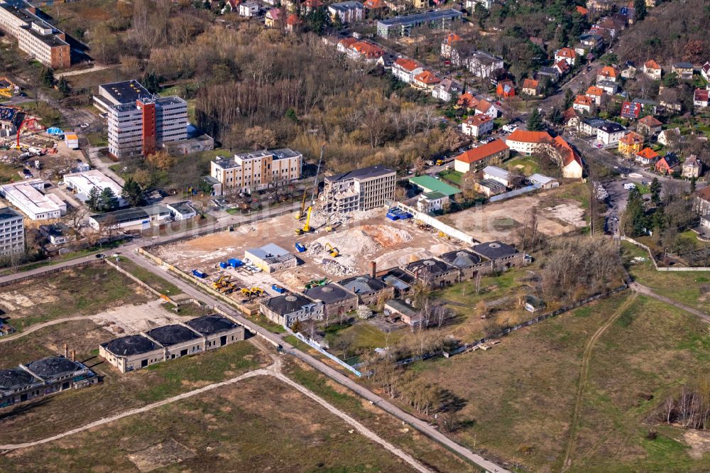 Luftbild Berlin - Abriß- Arbeiten am Gebäudekomplex der ehemaligen Militär- Kaserne Köpenicker Allee - Am Alten Flugplatz in Berlin, Deutschland