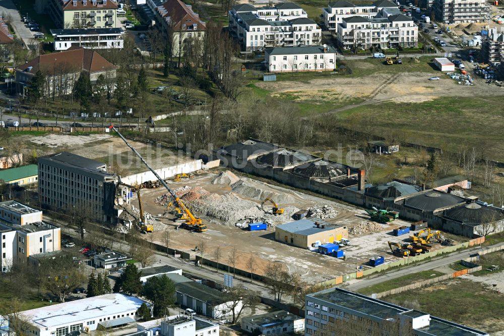 Luftbild Berlin - Abriß- Arbeiten am Gebäudekomplex der ehemaligen Militär- Kaserne Köpenicker Allee - Am Alten Flugplatz in Berlin, Deutschland