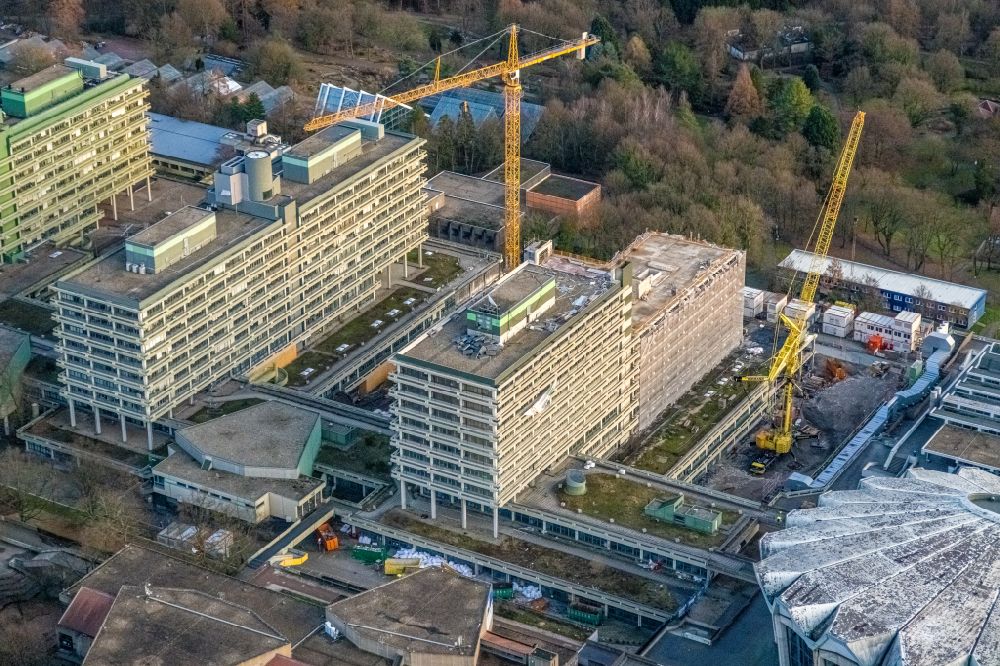 Bochum von oben - Abriß- Baustelle zum Rückbau des Hochhaus- Gebäude des NA-Gebäudes am Campus der Ruhr-Universität Bochum in Bochum im Bundesland Nordrhein-Westfalen, Deutschland