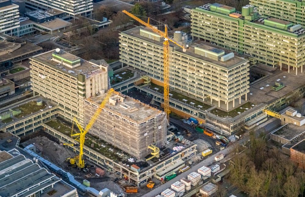 Luftbild Bochum - Abriß- Baustelle zum Rückbau des Hochhaus- Gebäude des NA-Gebäudes am Campus der Ruhr-Universität Bochum in Bochum im Bundesland Nordrhein-Westfalen, Deutschland