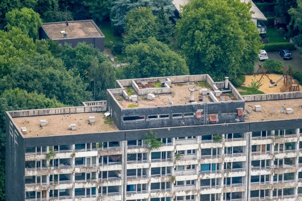 Luftbild Gladbeck - Abriß- Baustelle zum Rückbau des Hochhaus- Gebäude an der Schwechater Straße in Gladbeck im Bundesland Nordrhein-Westfalen - NRW, Deutschland