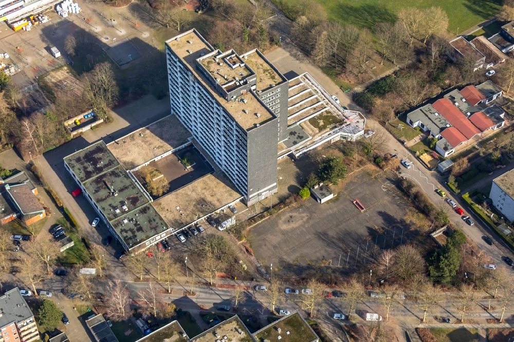 Luftaufnahme Gladbeck - Abriß- Baustelle zum Rückbau des Hochhaus- Gebäude an der Schwechater Straße in Gladbeck im Bundesland Nordrhein-Westfalen - NRW, Deutschland