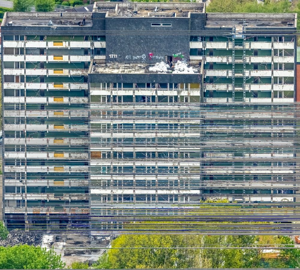 Luftaufnahme Gladbeck - Abriß- Baustelle zum Rückbau des Hochhaus- Gebäude an der Schwechater Straße in Gladbeck im Bundesland Nordrhein-Westfalen - NRW, Deutschland