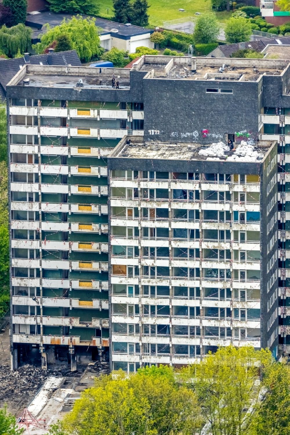 Gladbeck von oben - Abriß- Baustelle zum Rückbau des Hochhaus- Gebäude an der Schwechater Straße in Gladbeck im Bundesland Nordrhein-Westfalen - NRW, Deutschland