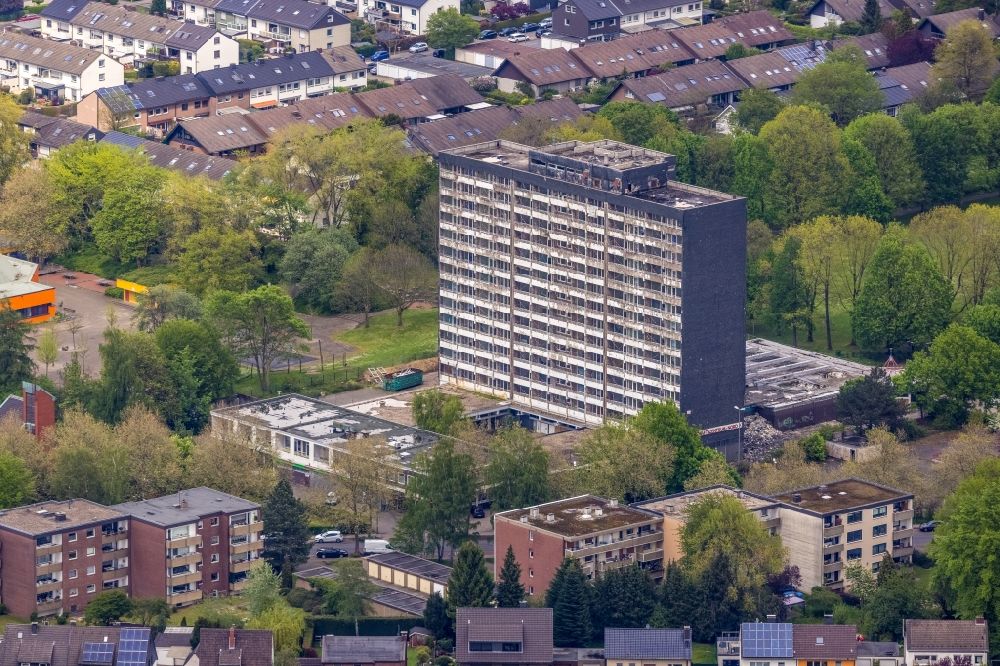 Gladbeck von oben - Abriß- Baustelle zum Rückbau des Hochhaus- Gebäude an der Schwechater Straße in Gladbeck im Bundesland Nordrhein-Westfalen - NRW, Deutschland