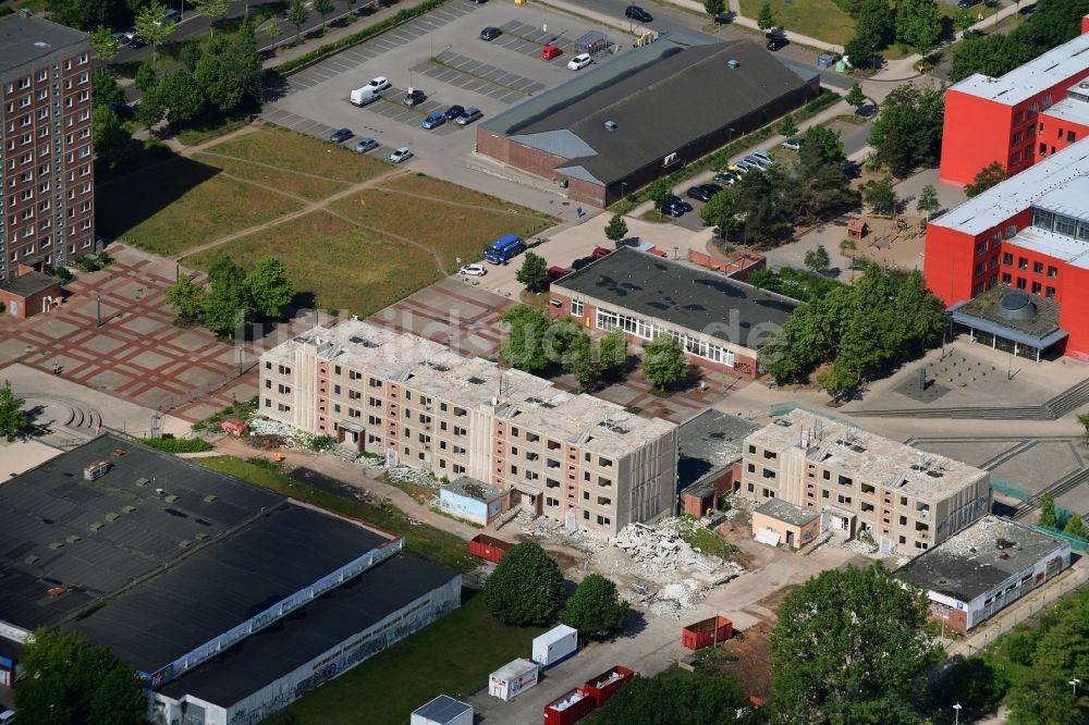 Schwerin aus der Vogelperspektive: Abriß- Baustelle zum Rückbau des Hochhaus- Gebäude in Schwerin im Bundesland Mecklenburg-Vorpommern, Deutschland