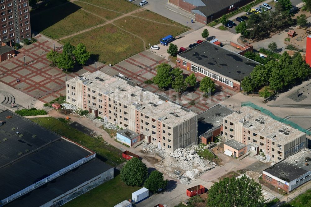 Luftbild Schwerin - Abriß- Baustelle zum Rückbau des Hochhaus- Gebäude in Schwerin im Bundesland Mecklenburg-Vorpommern, Deutschland