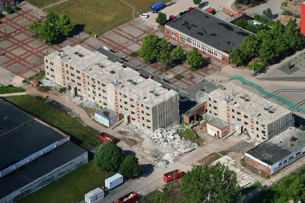 Luftaufnahme Schwerin - Abriß- Baustelle zum Rückbau des Hochhaus- Gebäude in Schwerin im Bundesland Mecklenburg-Vorpommern, Deutschland
