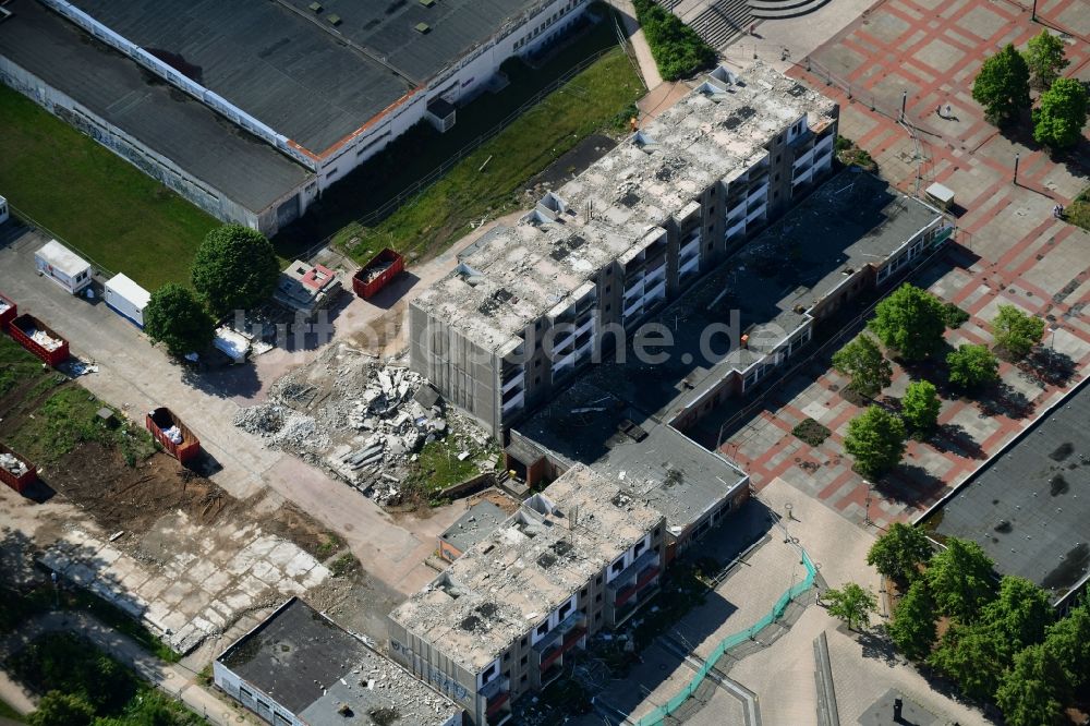 Luftbild Schwerin - Abriß- Baustelle zum Rückbau des Hochhaus- Gebäude in Schwerin im Bundesland Mecklenburg-Vorpommern, Deutschland