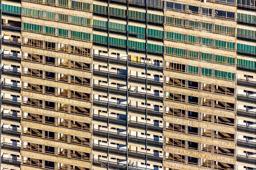 Luftbild Duisburg - Abriß- Baustelle zum Rückbau des Hochhaus- Gebäude Weißer Riese in Duisburg im Bundesland Nordrhein-Westfalen, Deutschland