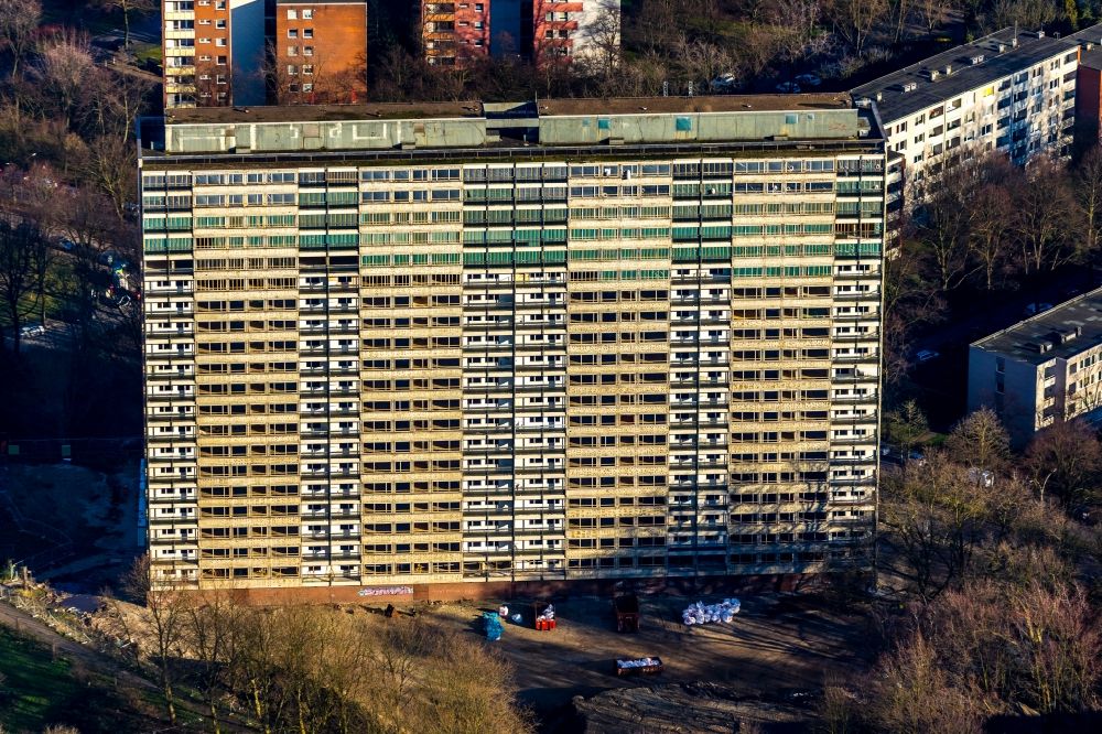 Luftaufnahme Duisburg - Abriß- Baustelle zum Rückbau des Hochhaus- Gebäude Weißer Riese in Duisburg im Bundesland Nordrhein-Westfalen, Deutschland