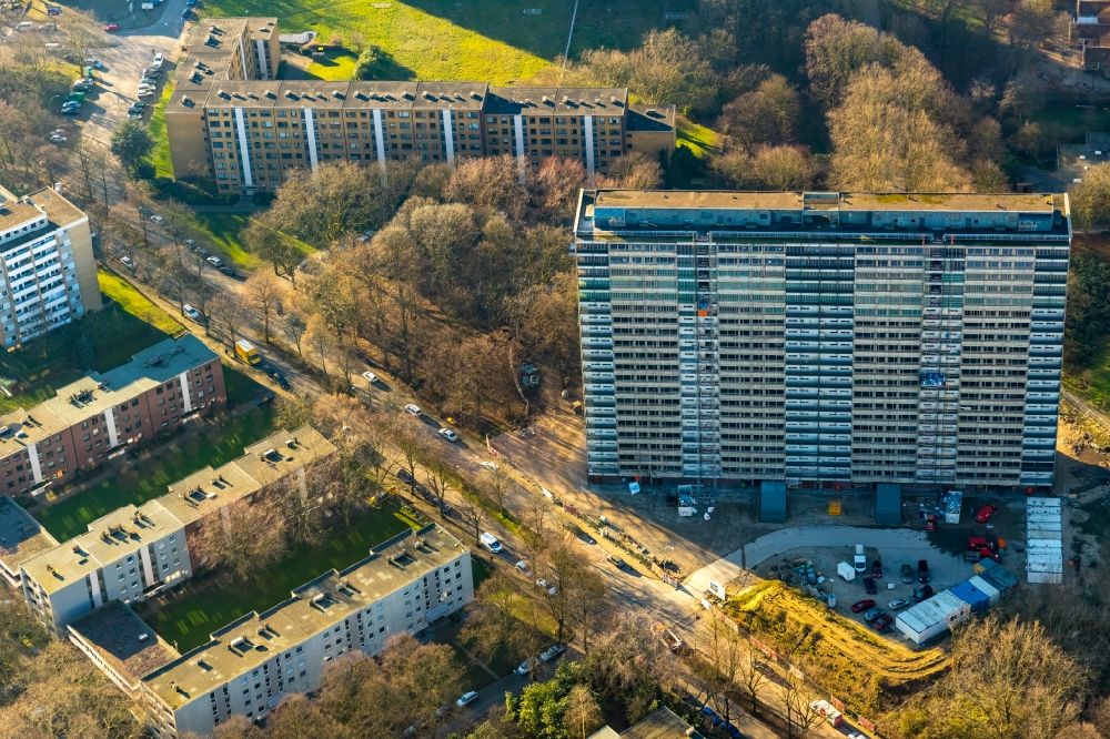 Luftaufnahme Duisburg - Abriß- Baustelle zum Rückbau des Hochhaus- Gebäude Weißer Riese in Duisburg im Bundesland Nordrhein-Westfalen, Deutschland