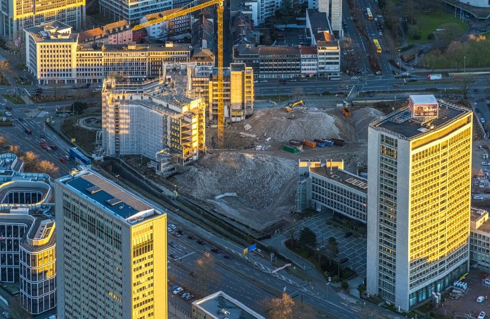 Essen aus der Vogelperspektive: Abriß- Baustelle zum Rückbau des Hochhaus- Gebäude Ypsilon-Haus in Essen im Bundesland Nordrhein-Westfalen, Deutschland